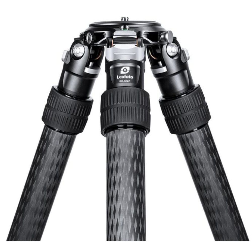 Leofoto SO-322C Inverted Geweerstatief detail van statiefkruin en twist-lock pootvergrendelingen