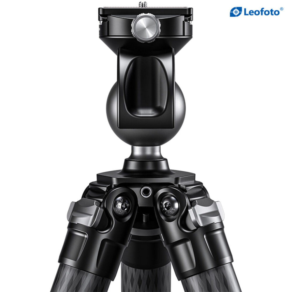Leofoto SA-404C Tripod zijaanzicht van statief met gemonteerde kogelkop