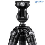 Leofoto SA-404C Tripod zijaanzicht van statief met gemonteerde kogelkop