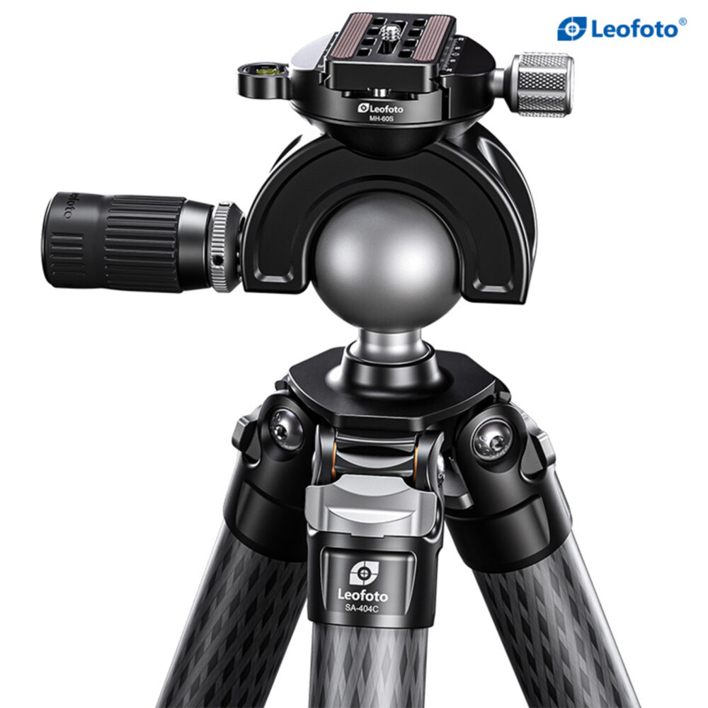 Leofoto SA-404C Tripod bovenaanzicht van kogelkop met Arca-Swiss klem