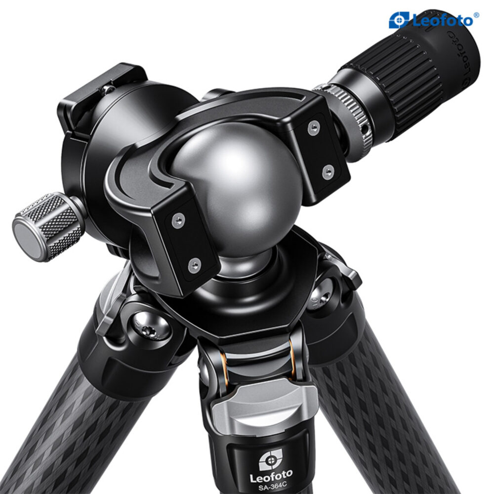 Leofoto SA-364C Tripod schuin aanzicht van MH-50 balhoofd met bedieningsknop