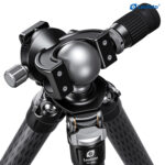 Leofoto SA-364C Tripod schuin aanzicht van MH-50 balhoofd met bedieningsknop