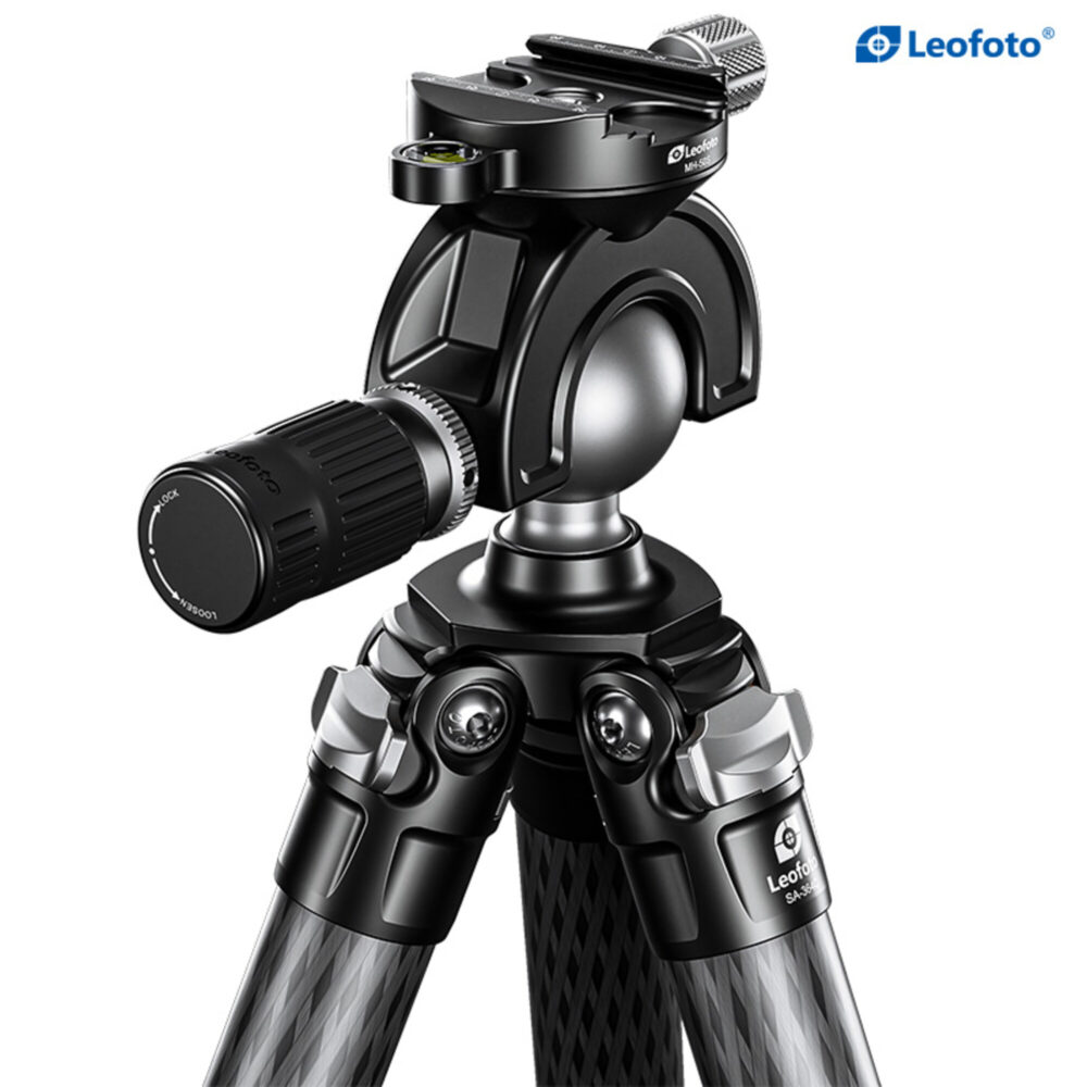Leofoto SA-364C Tripod detail van balhoofd met snelkoppelplaat gemonteerd