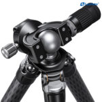 Leofoto SA-324C Tripod schuin bovenaanzicht van de MH-40S kogelkop en Arca-Swiss klem