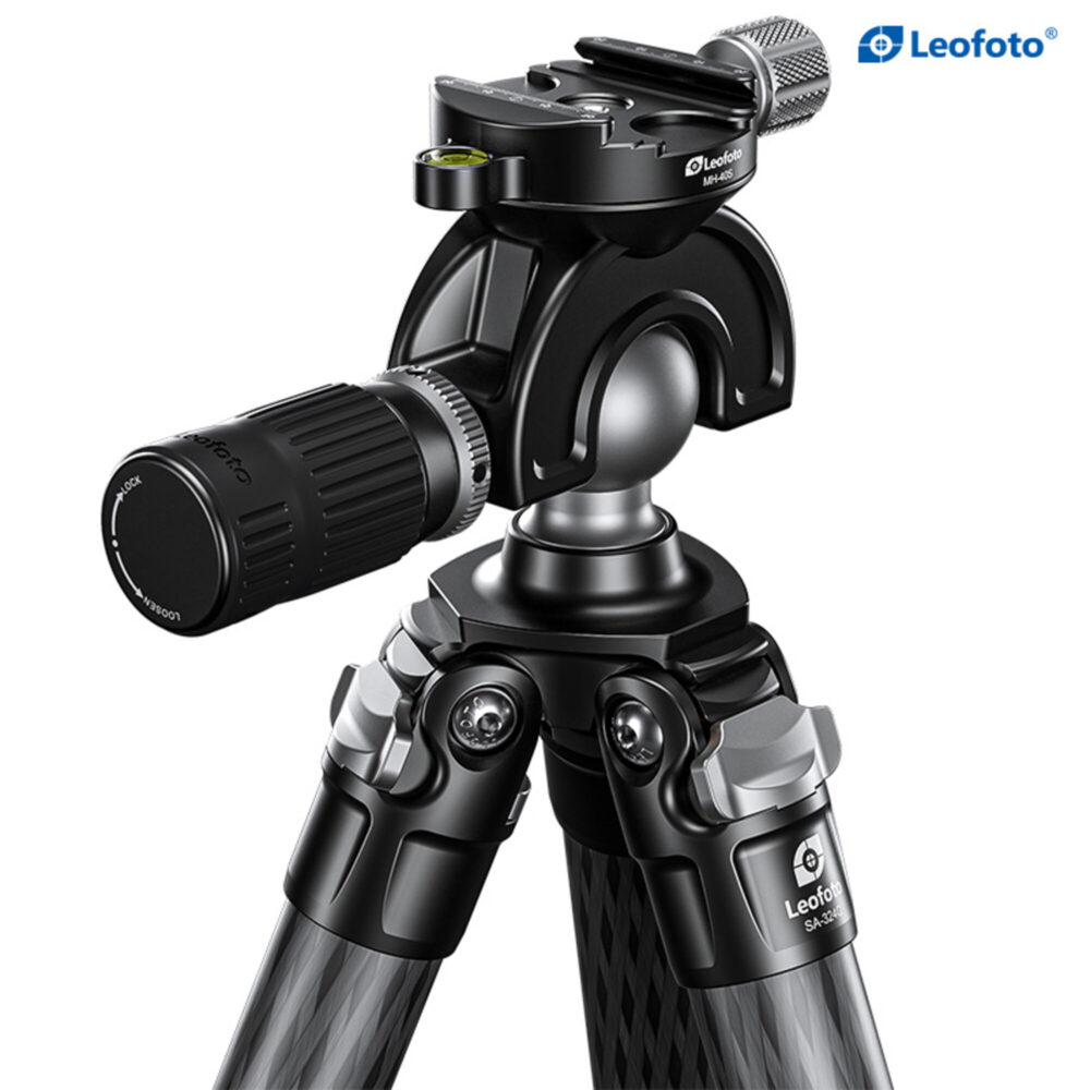 Leofoto SA-324C Tripod zijaanzicht van kogelkop op statief met vergrendelknoppen