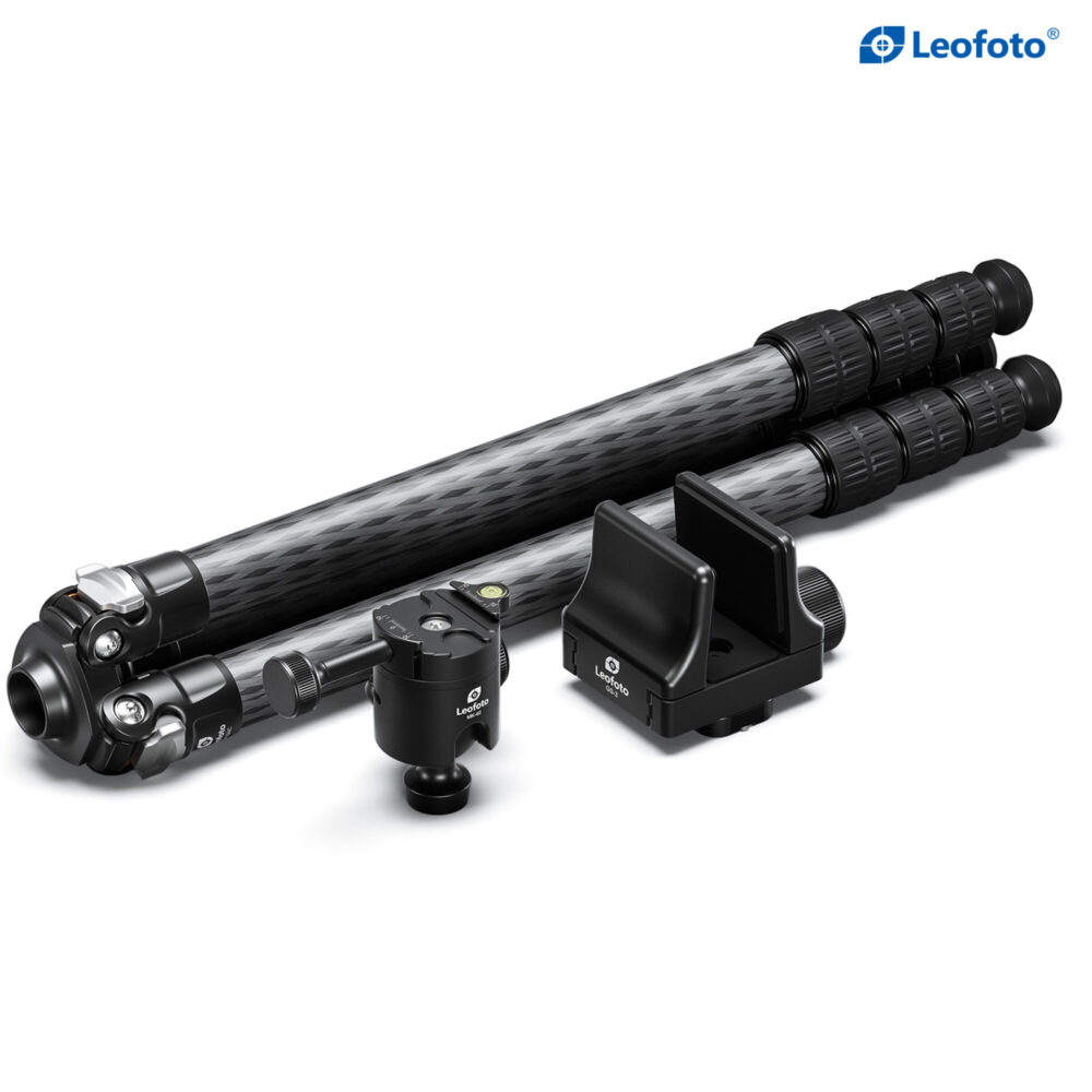 Leofoto Tripod SA-324C ingeklapt statief liggend met poten en accessoires