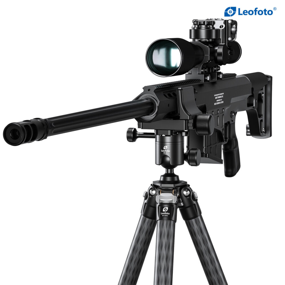 Leofoto Tripod SA-324C complete geweeropstelling op statief in schietpositie