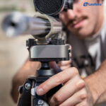 Leofoto-SA-324C-Carbon-tripod-with-rifle-mount-MA-30L-5 Leofoto SA-324C Tripod gebruiker stelt de MA-30L kop af op het statief, close-up