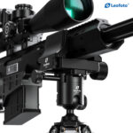 Leofoto SA-324CL Carbon Tripod geweer gemonteerd op statief met klem, detailopname