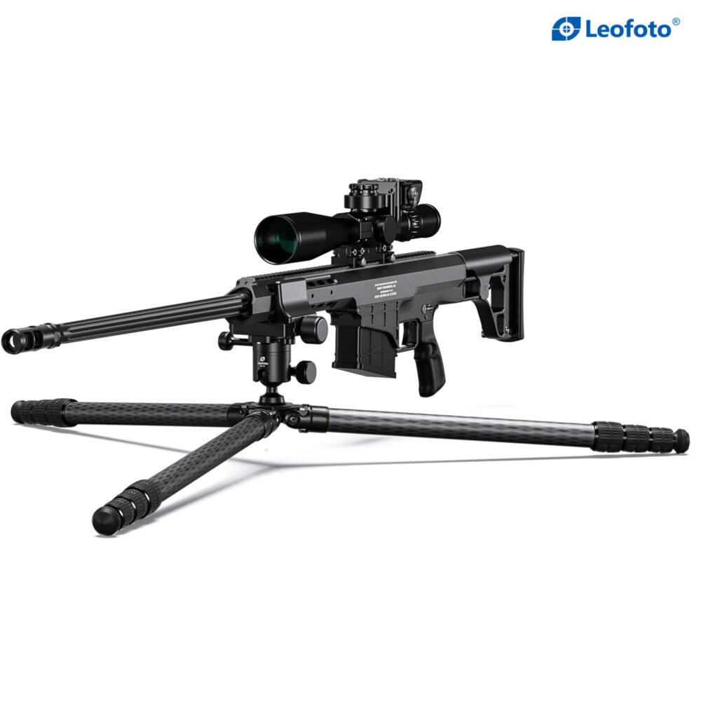 Leofoto SA-324CL Carbon Tripod low-profile opstelling met geweer op statief en gespreide poten