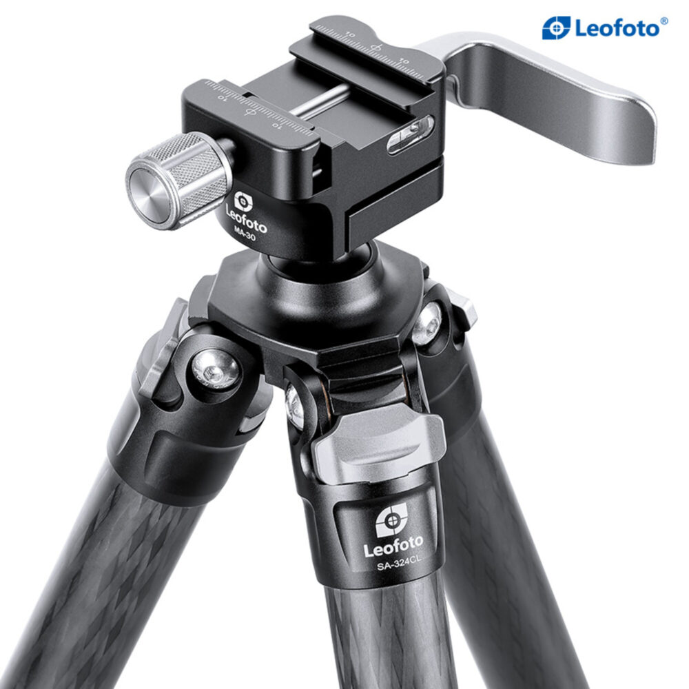 Leofoto SA-324CL Carbon Tripod zijaanzicht van de MA-30 kop met snelklemhendel op statief