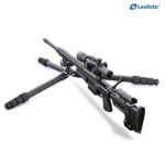 Leofoto SA-324CL Carbon Tripod low-profile opstelling met geweer op statief en breed gespreide poten