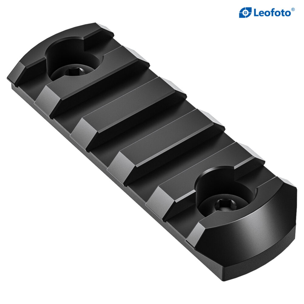 Leofoto MLP-60 Picatinny-rail schuin bovenaanzicht van de 60mm rail met 5 Picatinny-slots