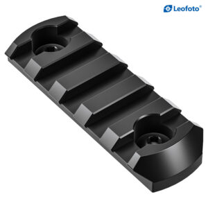 Leofoto MLP-60 Picatinny-rail schuin bovenaanzicht van de 60mm rail met 5 Picatinny-slots