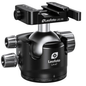Leofoto LH-47 Balhoofd vooraanzicht met hybride Arca-Swiss/Picatinny klem en bedieningsknoppen