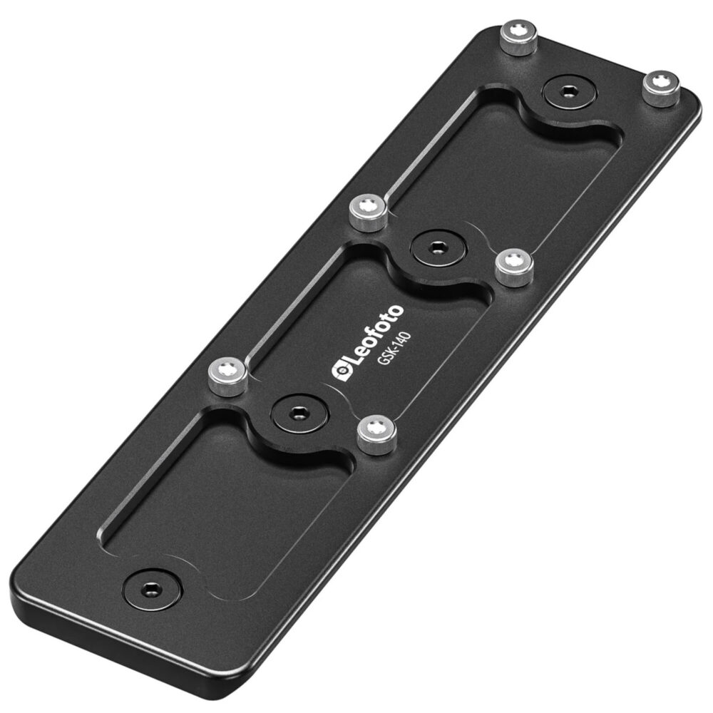 Leofoto GSK-140 Adapterschiene bovenaanzicht van Arca-Swiss rail met gemonteerde bouten en Leofoto-logo