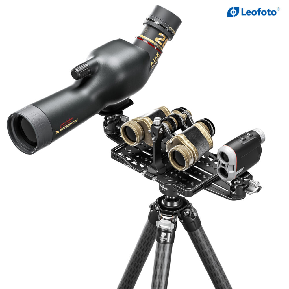 Leofoto FDM-05 Montageplatte praktijkopstelling met spektiv en accessoire op statief